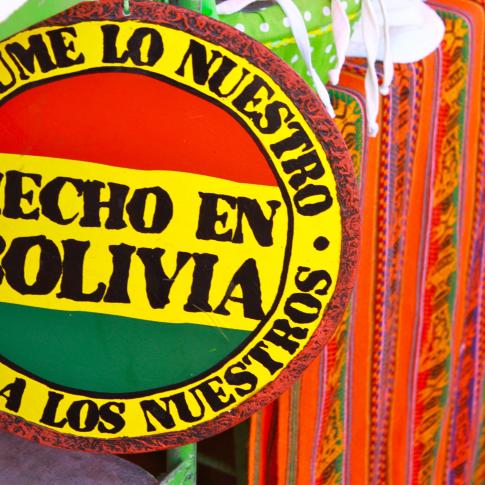 Niños ayudantes con carretillas