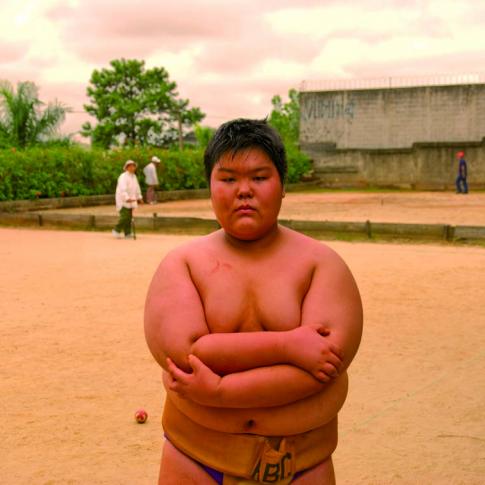 Juez de competición de sumo haciendo anotaciones