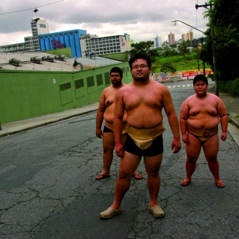 Anciana observando un campeonato de sumo